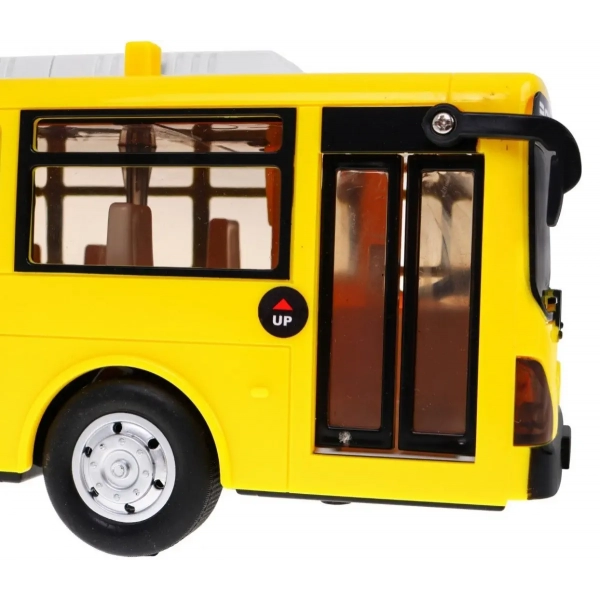 Autobus miejski otwierane drzwi dźwięki żółty